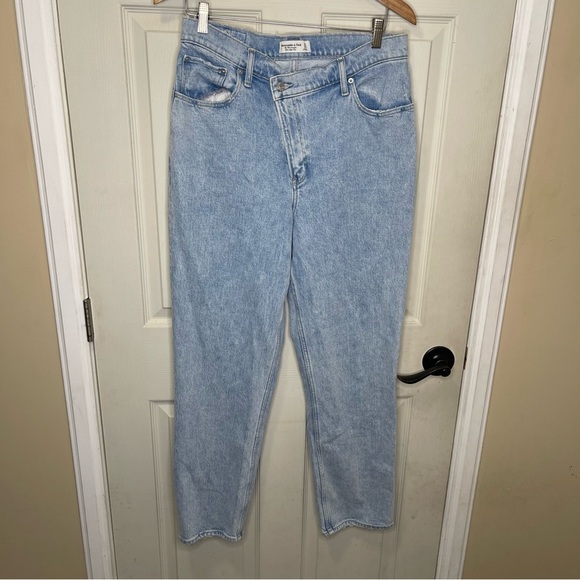 Abercrombie & Fitch The 90’s Straight Light Wash Ultra High Rise Sz 12/31R - Picture 1 of 8